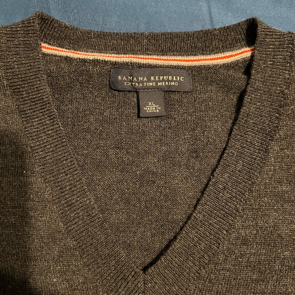 Men’s Banana Republic Merino Wool V-Neck Sweater - Picture 2 of 3